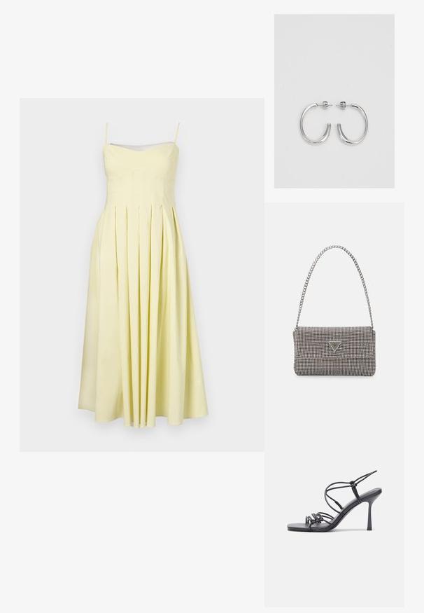 Vestido amarelo plissado com alças spaghetti ajustáveis e corpete justo, apresentando uma textura suave e saia fluida até ao meio da panturrilha.; As sandálias de salto alto pretas apresentam tiras finas com um design em nó, uma biqueira quadrada lisa e um elegante salto agulha.; Bolsa metálica cinza claro com uma alça de corrente, adornada com pequenos rebites metálicos circulares e um logótipo triangular da marca.; Brincos de argola prateados com um acabamento suave e brilhante. Forma arredondada, design leve, com fecho de pino.