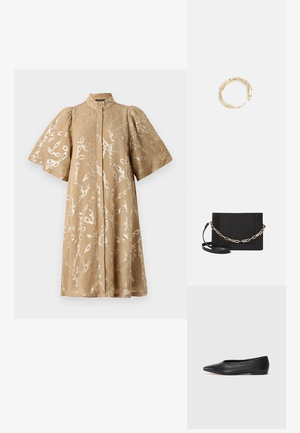 Bež haljina s kratkim napučenim rukavima, prekrivena metalnim uzorkom lanaca. Ima visoki ovratnik i prednje dugme za zatvaranje. Glatka tekstura tkanine.; Crne kožne balerinke, uski vrh, minimalistički dizajn, glatka tekstura, niska peta, bez vidljivih dodataka ili ukrasa.; Crna kožna torba preko tijela s glatkom teksturom, pravokutnim oblikom i metalnim lancem na prednjoj strani. Uključena je podesiva naramenica.; Prsten u zlatnoj nijansi s organskim, uvijenim dizajnom, glatkom teksturom i suženim krajevima, koji stvara moderan, skulpturalni izgled.
