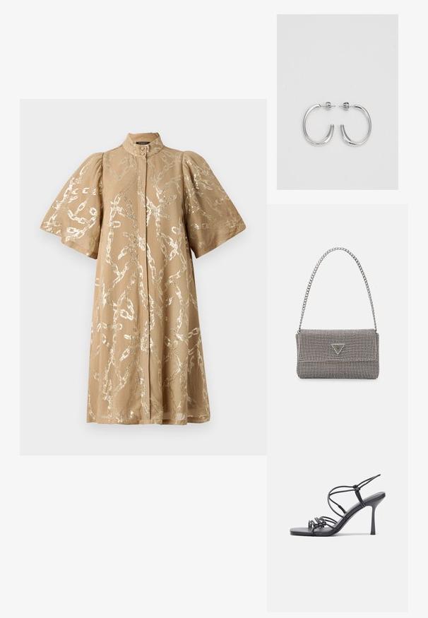 Abito beige con maniche a sbuffo corte, ricoperto da un motivo a catena metallica. Presenta un colletto alto e una chiusura a bottoni frontale. Texture del tessuto liscia.; Sandali neri con tacco alto presentano sottili cinturini con design annodato, una punta quadrata liscia e un elegante tacco a spillo.; Borsa a mano metallica grigia chiara con tracolla a catena, impreziosita da piccoli chiodi metallici circolari e da un logo triangolare del marchio.; Orecchini a cerchio in argento con una finitura liscia e lucente. Forma arrotondata, design leggero, con chiusura a perno.