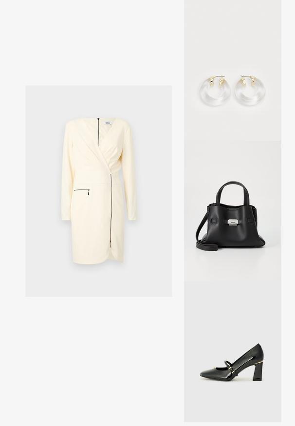 Krémové dlouhé šaty s dlouhým rukávem a zavinovacím designem, které mají přední zipovou kapsu a diagonální zipové zapínání v přední části. Hladká textura.; Černá lakovaná vysoká podpatková bota s špičatou špičkou, kotníkovým páskem a zlatým akcentem na podpatku. Design čtvercového bloku podpatku.; Černá kožená kabelka s texturovaným povrchem, vybavená dvěma horními uchy, odnímatelným ramenním popruhem a stříbrným detailem s uzávěrem.; Průhledné akrylové kruhové náušnice se zlatými kovovými akcenty a lesklým povrchem. Mají hladký, kruhový design.