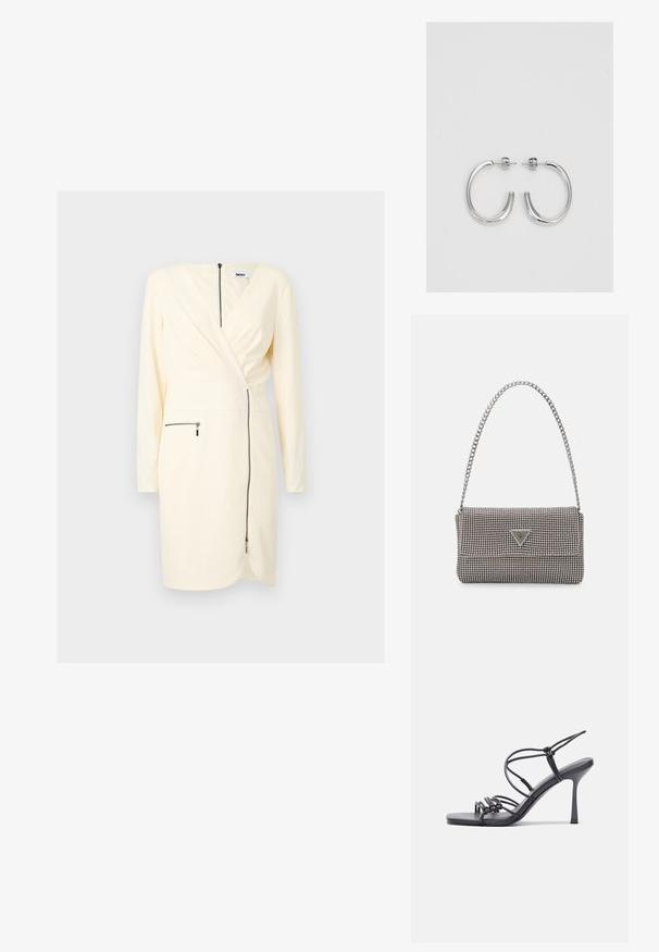Vestido de mangas longas de cor creme com um design cruzado, apresentando um bolso com fecho zip na frente e um fecho de correr diagonal na parte frontal. Textura suave.; As sandálias de salto alto pretas apresentam tiras finas com um design em nó, uma biqueira quadrada lisa e um elegante salto agulha.; Bolsa metálica cinza claro com uma alça de corrente, adornada com pequenos rebites metálicos circulares e um logótipo triangular da marca.; Brincos de argola prateados com um acabamento suave e brilhante. Forma arredondada, design leve, com fecho de pino.