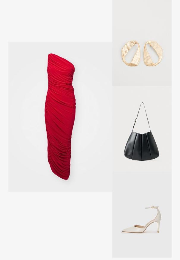 Piros, pánt nélküli, testhez álló ruha, amely ráncolt anyaggal rendelkezik a redőkért, hosszú hosszal és karcsú siluettel.; Fehér bőr, magassarkú cipő hegyes orral, bokapánttal és vékony tűs sarkal. Simaszövet, finom fényes felülettel.; Fekete bőr válltáska redőzött dizájnnal, sima textúrával, egyetlen pánttal és egy diszkrét arany hardver kiemeléssel.; Egy pár szabálytalan, ovális formájú, aranyszínű fém fülbevaló, enyhén kalapált felülettel, fehér háttéren.