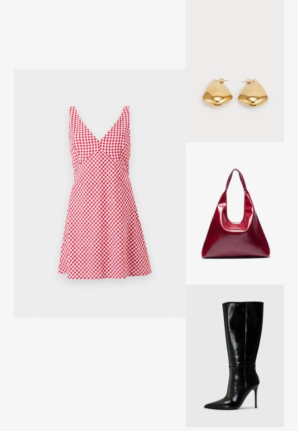 Rødrutete kjole i hvit og rød med V-hals, uten ermer, tettsittende liv og vidde nederst. Laget av lette stoffer.; Sorte skinnkne-høye støvler med spiss tå og høye stiletthæler. Glatt tekstur og elegant design, med minimal detaljering.; Rød, blank lærveske med en trekantet form, bred åpning på toppen og et enkelt buet håndtak. Glatt tekstur med minimale sømdetaljer.; Øreringer i gulltone laget av metall, med en glatt, avrundet trikantform og stift-bakdesign; reflekterende overflate med minimal detaljer.