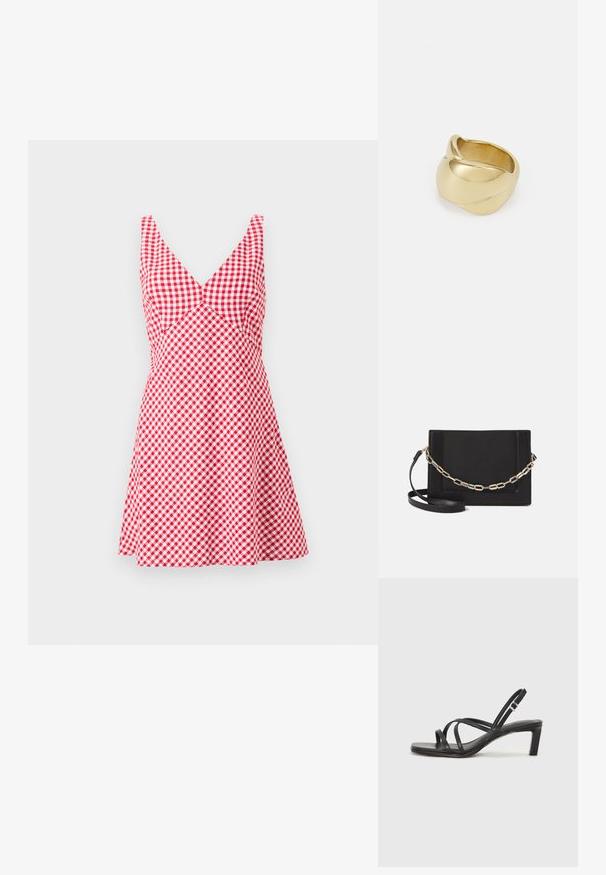 Rød og hvid ternet kjole med V-hals, ærmeløs design, tætsiddende liv og svajet nederdel. Lavet af letvægtsstof.; Sort remsandale med firkantet tå og en lav blokeret hæl. Har flere tynde stropper og en justerbar ankelrem. Fremstillet af glat læder.; Sort læder crossbody taske med en glat tekstur, rektangulær form og en metallisk kæde detalje foran. Justerbar skulderrem inkluderet.; Guldfarvet ring med et glat, snoet design. Har en poleret overflade og afrundede kanter, hvilket skaber en sømløs, flydende form.