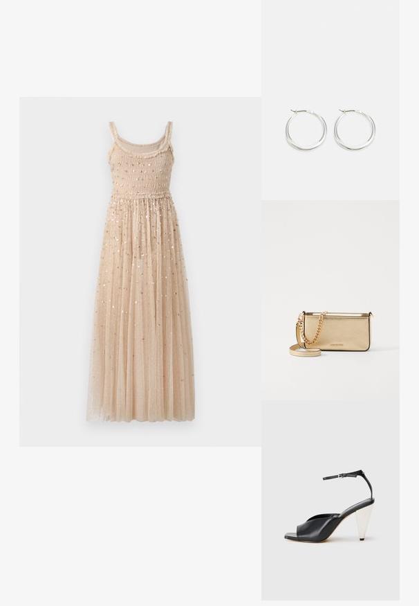 Długa, beżowa sukienka z marszczoną górą i cienkimi ramiączkami. Posiada warstwową spódnicę z tiulu, na której rozmieszczone są złote cekiny.; Czarne skórzane sandały na wysokim obcasie z odkrytymi palcami, asymetrycznym wzorem, paskiem w okolicy kostki oraz metalicznym obcasem w kształcie stożka. Gładka faktura na całej powierzchni.; Metaliczna złota skórzana kopertówka z teksturowanym wykończeniem, z złotą łańcuszkową rączką i odpinanym paskiem na ramię. Wytłoczone logo marki.; Srebrne kolczyki w formie kół mają gładki, zaokrąglony design z cienkim profilem i bezpiecznym zapięciem. Minimalistyczny styl z polerowanym wykończeniem.