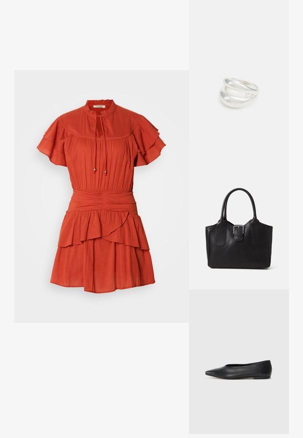 Punane lühike kleit kõrge kaelusega, volangkäiste ja kihilisest seelikuga; sisaldab nöörimist pärlitega ja tekstureeritud kangast.; Musthave mustris balletkingad, terav nina, minimaliseeritud disain, sile pind, madal konts, ilma nähtava riistvara või kaunistusteta.; Mustgamma nahast kott, millel on sile tekstuur, struktureeritud kuju, kaks käepidet ja esiküljel silmapaistev hõbedane pandla detail.; Hõbedane kahekordne rõngas sujuva, poleeritud pinnaga. Omab voolavat, kõverat disaini, millel on kattuvad sektsioonid, et saavutada kaasaegne ilme.