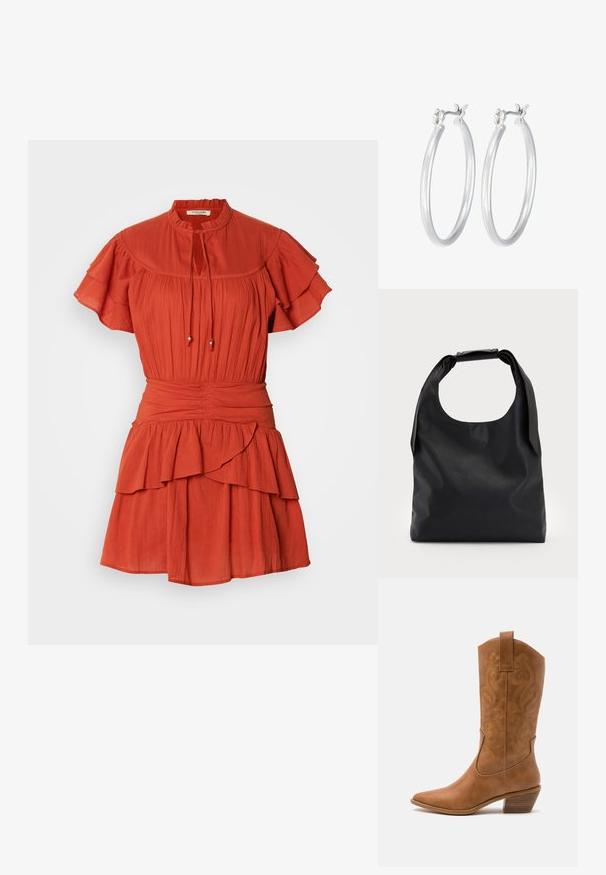 Raudona trumpa suknelė su aukštu kaklu, raukinėmis rankovėmis ir sluoksniuota sijonu; turi virvutę su karoliukais ir tekstūruotą medžiagą.; Ruda odinė kantri batai su smailiu būtų pirštu, siuvinėtais spiralės raštais ant viršaus ir su kamščiu blokuotu kulnu. Yra tamprių užtraukių, kad būtų lengviau užsidėti.; Juoda odinė hobo tipo rankinė su viena minkšta, apvalia rankena; pasižymi lygiu paviršiumi ir minimalizmu. Nėra matomų detalių ar akcentų.; Sidabriniai auskarai su sklandžiu, poliruotu paviršiumi. Apvalios formos ir saugus uždarymo mechanizmas. Lengvas dizainas, tinkantis kasdieniam dėvėjimui.