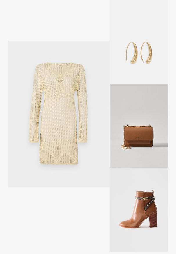 Stickad klänning i ljusgul, med ett nätmönster, långa ärmar, en djup u-ringning och en dekorativ kedjedetalj framtill.; Brun läderankelboot med staplad blockklack, sidrem med guldnitar och en guld "MK"-logobuckle.; Brun texturerad läder crossbody-väska med guldkedja och klaffstängning. Framsidan har logotypdetalj och en ficka under klaffen.; Guldtonade metallörhängen i en kurvad, avlång form. Har en slät, glänsande yta och en rundad spets för en extra detalj.