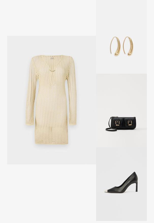 Stickad klänning i ljusgul, med ett nätmönster, långa ärmar, en djup u-ringning och en dekorativ kedjedetalj framtill.; Svart skinnsko med hög klack, spetsig tå och metallisk silverhätta. Har en slät yta och en smal klack på 10 cm.; Svart läderaxelväska med två framfickor, guldspännen, dragkedjestängning och en smal rem. Texturerad yta och kompakt rektangulär form.; Guldtonade metallörhängen i en kurvad, avlång form. Har en slät, glänsande yta och en rundad spets för en extra detalj.