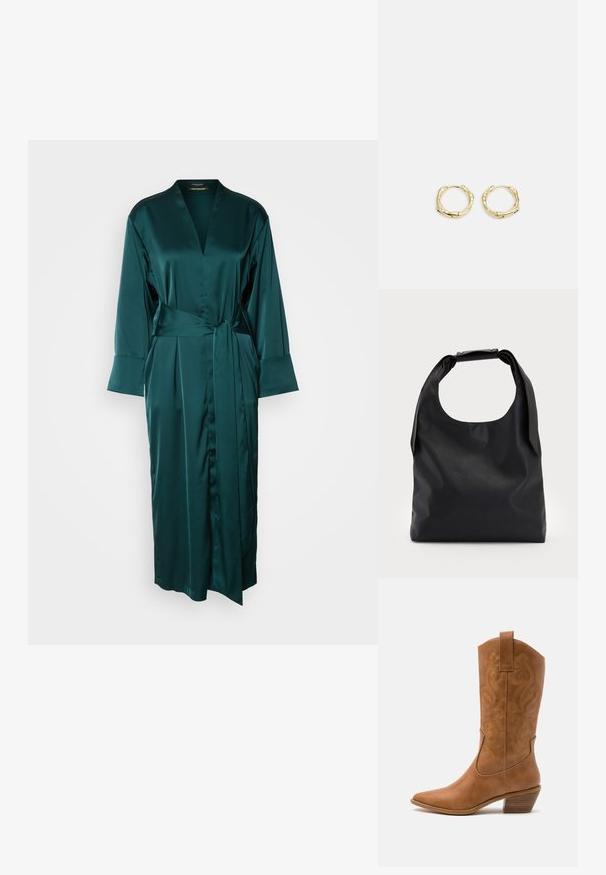 Lange, diep groene satijnen nachtjas met een V-hals, brede mouwen en een gestrikte taille. Heeft een gladde textuur en een vloerlange stijl.; Tan leren cowboylaars met puntige neus, geborduurde spiraalpatronen op de schacht en een gestapelde blokhak. Voorzien van een trekband voor gemakkelijke aan- en uittrekken.; Zwarte lederen handtas met een grote open bovenkant en een enkele schouderriem. Zachte textuur, minimalistisch ontwerp, met subtiele metalen accenten.; Gouden creolen met een textuur en onregelmatige vorm. Voorzien van een naadloze sluiting en een gepolijste afwerking, wat het moderne ontwerp benadrukt.