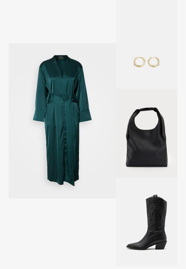 Langer, tiefgrüner Satin-Roben mit V-Ausschnitt, weiten Ärmeln und gebundenem Taillenzug. Ausgestattet mit glatter Textur und bodenlangem Design.; Schwarze Leder-Cowboy-Stiefel mit spitzem Zeh, geprägten, wirbelnden Mustern und einem mittelhohen Absatz. Mit einem Zuglasche für einfaches An- und Ausziehen.; Schwarze Leder-Hobo-Tasche mit einem einzelnen, weichen, abgerundeten Griff; verfügt über eine glatte Textur und ein minimalistisches Design. Keine sichtbaren Beschläge oder Akzente.; Goldene Creolen mit einer strukturierten, unregelmäßigen Form. Sie verfügen über einen nahtlosen Verschluss und eine polierte Oberflächenbehandlung, die ein modernes Design betont.