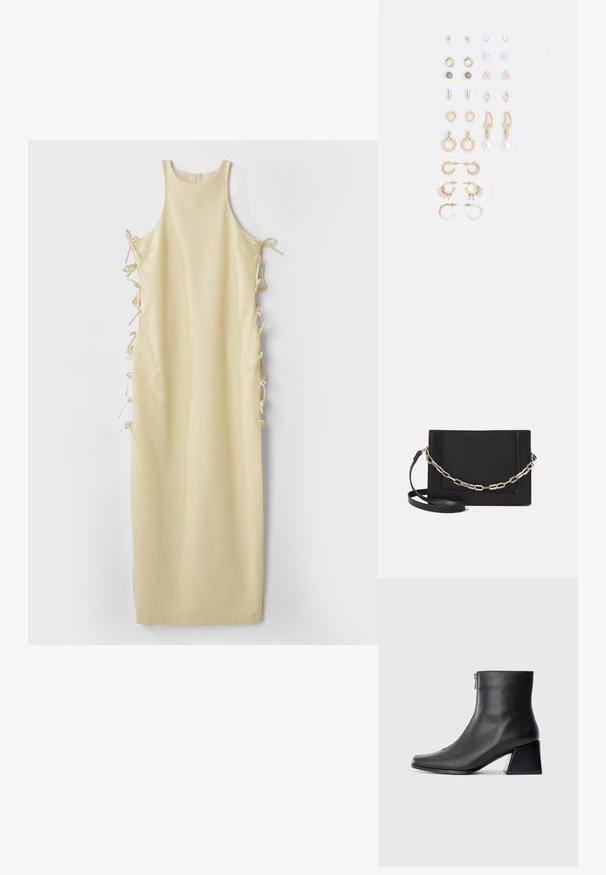 Gelbes ärmelloses Kleid mit hohem Ausschnitt, ausgestattet mit seitlichen Bindebändern für eine verstellbare Passform und einem glatten, weichen Material. Schlichte und gerade Silhouette.; Schwarze Lederstiefelette mit quadrater Zehenform, seitlichem Reißverschluss und Blockabsatz vor einem schlichten hellen Hintergrund.; Schwarze Leder-Crossbody-Tasche mit glatter Textur, rechteckiger Form und metallic-kettendetail auf der Vorderseite. Verstellbarer Gurt inklusive.; Goldfarbene Ohrringe in verschiedenen Designs, darunter Stecker, Creolen und hängende Modelle mit Perlen und Strass.