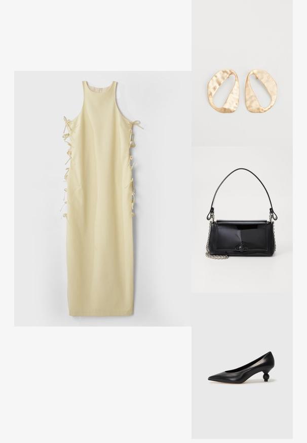Gelbes ärmelloses Kleid mit hohem Ausschnitt, ausgestattet mit seitlichen Bindebändern für eine verstellbare Passform und einem glatten, weichen Material. Schlichte und gerade Silhouette.; Schwarze Leder-Pumps mit spitzem Zehenbereich und runder, ballförmiger Ferse. Glatte Textur mit einem eleganten, minimalistischen Design.; Schwarze Lackleder-Handtasche mit rechteckiger Form, Kettenriemen und einem markanten Hardware-Akzent in der Mitte. Glatte Textur.; Ein Paar unregelmäßige, oval geformte Ohrringe aus goldfarbenem Metall mit einer strukturierten, leicht gehämmerten Oberfläche auf weißem Hintergrund.