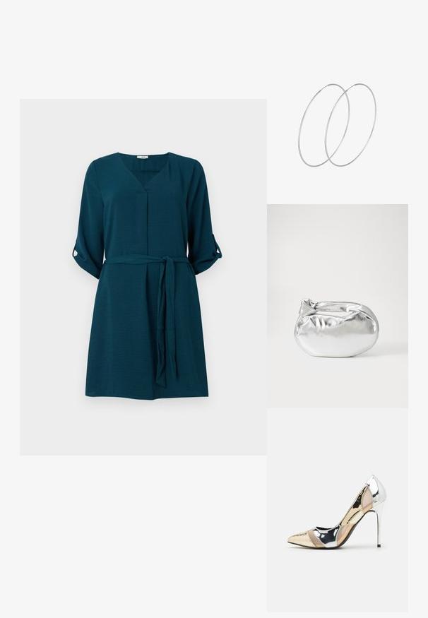Tirkizna obleka z V-izrezom, tremi četrtinskimi rokavi, pasom na zavezovanje in lahkotno teksturo. Ima rahlo sijajoč videz ter gumbe za zavijanje.; Čevlji z visoko peto in konico, v barvni kombinaciji srebrne, zlate in nude. Sijajna obdelava z izrezljanim dizajnom, z igličasto peto.; Srebrna kovinska torbica z mehko, zaobljeno obliko in zavezano zgornjo zaporo. Narejena iz gladkega umetnega usnja.; Srebrne uhane v obliki obroča z minimalističnim dizajnom. Krožna oblika, gladka tekstura in tanek profil. Lahki s poliranim zaključkom.