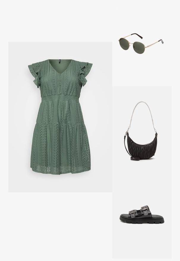 Grünes Spitzenkleid mit V-Ausschnitt, Rüschenärmeln, gestuftem Design und ausgefeilten Mustern. Leichtes Material mit strukturierter Oberfläche.; Schwarze Sandalen mit zwei breiten Riemen, verziert mit dekorativen Nieten und detaillierten Schnallen, auf einer robusten strukturierten Gummisohle.; Runde Sonnenbrillen mit goldfarbenen Metallrahmen und dunkelgrünen Gläsern. Die Bügel haben ein Schildpatt-Muster für zusätzliche Details.; Schwarze Handtasche aus Kunstleder mit gestepptem Muster, geschwungener Form, silberner Kettenriemen und einem kleinen Logo-Akzent auf der Vorderseite.