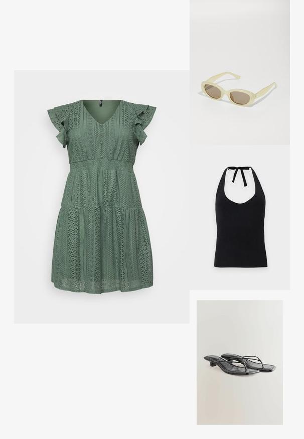 Zelené čipkované šaty s výstrihom do V, volánovými rukávmi, viacvrstvovým dizajnom a zložitými vzormi po celom obvode. Ľahký materiál s textúrovaným povrchom.; Čierny halter top vyrobený z hladkej látky, s hlbokým V-výstrihom a viazaním na krku, s obtiahnutým siluetou.; Čierne sandále na chrbte z umelého kože s krokodílovou textúrou, štvorcovou špičkou a nízkym podpätkom. Obsahujú tenké remienky spájajúce podrážku.; Oválne slnečné okuliare s priesvitným svetložltým rámom a hnedými šošovkami. Majú úplne hladký povrch a jemné kovové akcenty na stranách.
