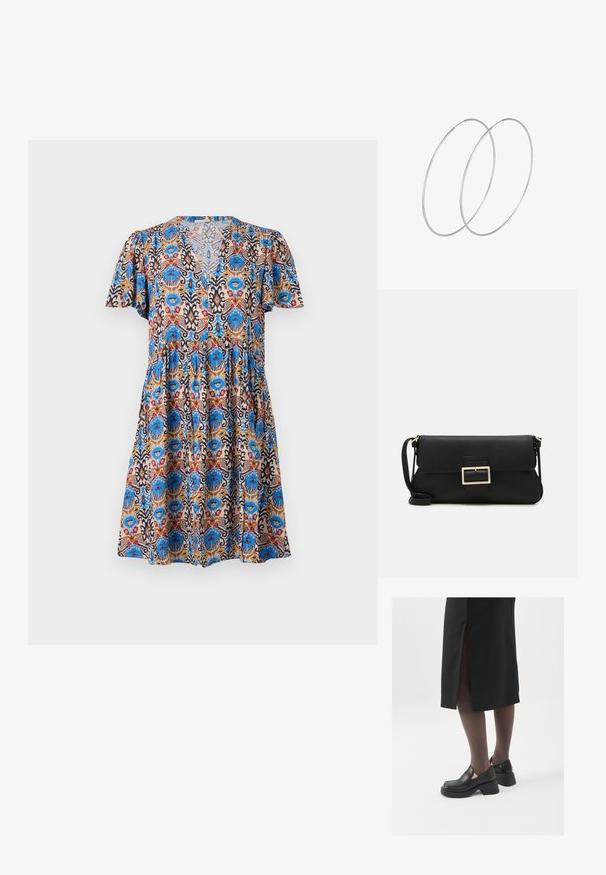 Kratka obleka s kratkimi rokavi v barvitem cvetličnem vzorcu, ki vsebuje modre, rdeče in peščene odtenke, z V-izrezom in obliko večplastnega krila.; Črne usnjene čevlje s zaobljenim prstom, debelim blokastim petama in elastičnimi stranskimi detajli, v kombinaciji s temno nogavicami in črno krilo z razporkom.; Črna usnjena torbica na preklop z zlato kovinsko zaponko. Vključuje črn trak in eleganten, minimalističen dizajn.; Srebrne uhane v obliki obroča z minimalističnim dizajnom. Krožna oblika, gladka tekstura in tanek profil. Lahki s poliranim zaključkom.