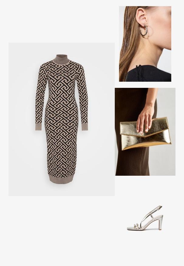 Dolga, oprijeta obleka v bež in črni geometrični vzorec, s rebrastim rolko in manšeti, izdelana iz pletenega, teksturiranega materiala.; Metalne srebrne sandale na visoki peto z odprtim prstom, ki imajo tri tanke naramnice čez nogo in naramnico okoli gležnja z zaponko.; Zlatna metalna torbica s glatko teksturo, ki ima trikotno zapiranje. Roka, ki jo drži, ima lepo urejene nohte.; Srebrna obročasta uhana s polirano površino, ki vključuje majhne zlate poudarke in okroglo obliko, nošena na ušesnem lobu.