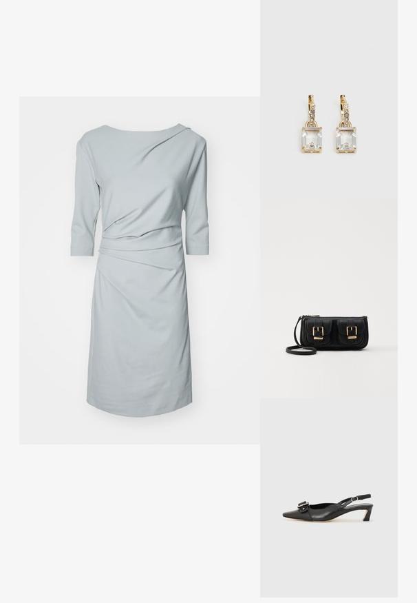Jasnoniebieska sukienka z miękkiego materiału, z dekoltem w łódkę, rękawami długości trzy czwarte oraz marszczeniami, które nadają efekt drapowania.; Czarne skórzane buty typu slingback z ostrym noskiem, małym obcasem i ozdobnym zapięciem na górze. Gładka faktura, minimalistyczny design.; Czarna skórzana torba na ramię z dwoma przednimi kieszeniami, złotymi klamrami, zamkiem błyskawicznym i cienkim paskiem. Teksturowana powierzchnia i kompaktowy prostokątny kształt.; Złote kolczyki z prostokątnym, przezroczystym kryształem zwisającym poniżej rzędu małych, okrągłych, przezroczystych akcentów. Elegancki, nowoczesny design.
