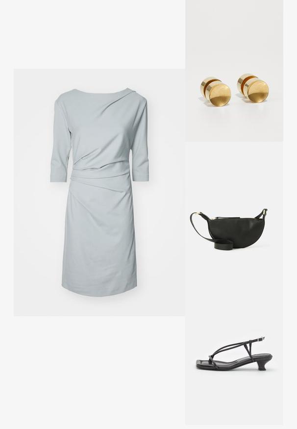 Světle modré šaty z měkké tkaniny, s lodičkovým výstřihem, tříčtvrtečními rukávy a řasením pro efekt splývání.; Černé kožené sandály s tenkými pásky, nízkým blokovým podpatkem a čtveratou špičkou. Obsahují přezku a mají hladkou texturu.; Černá kožená taška přes rameno ve tvaru půlměsíce, texturovaný povrch, zlatý zip a plochý popruh. Kompaktní design vhodný pro nezbytnosti.; Zlaté kovové náušnice s jednoduchým kulatým tvarem, mají hladký povrch a centrální leštěný pruh. Průměr je přibližně 1 cm.