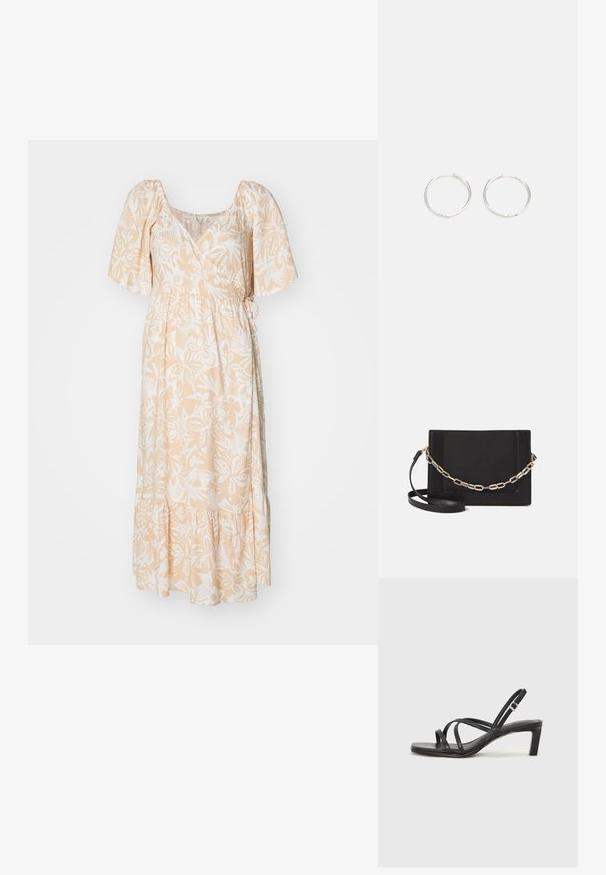 Robe maxi en tissu pêche clair avec des motifs floraux blancs, manches courtes bouffantes, taille cintrée et ourlet à volants.; Sandale noire à lanières avec un bout carré et un petit talon bloc. Elle présente plusieurs fines lanières et une sangle de cheville ajustable. Fabriquée en cuir lisse.; Sac bandoulière en cuir noir avec une texture lisse, de forme rectangulaire et un détail en chaîne métallique à l'avant. Sangle réglable incluse.; Boucles d'oreilles en argent avec un design rond et épuré, présentant une surface lisse et sans embellissements visibles. Diamètre non spécifié.
