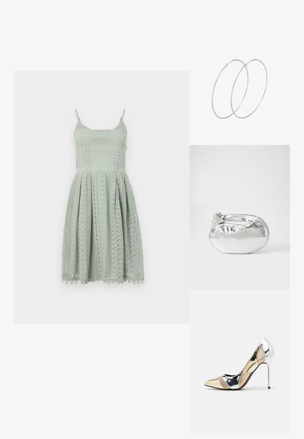 Lichtgroene kanten jurk met dunne spaghettibandjes, een getailleerde bovenkant en een uitlopende rok met ingewikkelde uitsnijdingen en een geschulpte zoom.; Puntige hoge hak schoenen met een zilver, goud en nude kleurenschema. Glanzende afwerking met uitsnijdingen en een stiletto hak.; Zilveren metalen pouch bag met een zachte, afgeronde vorm en een geknoopte sluiting aan de bovenkant. Gemaakt van soepel faux leren materiaal.; Zilveren hoepel oorbellen met een minimalistisch ontwerp. Cirkelvormig, gladde textuur en dun profiel. Lichtgewicht met een gepolijste afwerking.