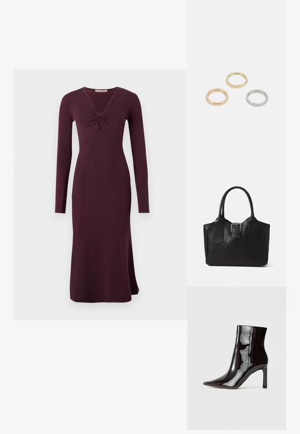Ilga rankovė, burgundiška suknelė su sukta priekiu ir apvaliu detaliu, prigludusi silueto ir platesne apatine dalimi.; Juodos patentinės odos kulkšnės aulinukai su smailiu pirštu ir elegantiška siluetu. Įrengti stiletto kulnu ir lygiu paviršiumi.; Juodas odinis nešiojamas krepšys su lygiu paviršiumi, struktūrine forma, dviem rankenėlėmis ir ryškiu sidabriniu sagties akcentu priekyje.; Trys metalinės žiedai: vienas rožinės aukso, vienas auksinis su tekstūruotais akcentais ir vienas sidabrinis, visi su įmintu ženklinimu vidinėje juostoje.