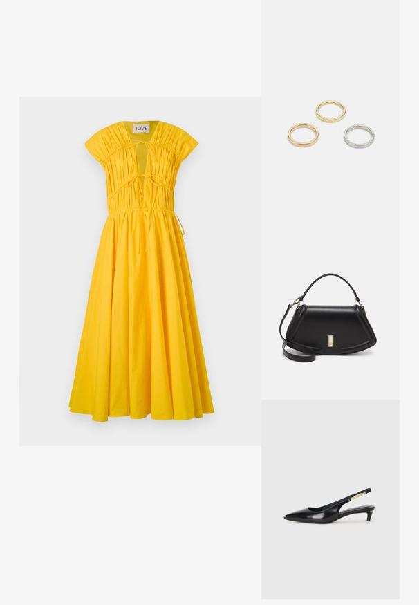 Rumena bombažna midi obleka s kratkimi rokavi in kapico, nabranim teksturnim detajlom na vratu ter prilegajočim pasom. Padajoča krilca z zategovalnimi vrvico.; Črne usnjene sandale na peto z ostro konico, ki imajo tanko peto in zlat ton na nastavljivem traku. Gladka tekstura.; Črna usnjena torbica s strukturnim dizajnom, ki ima skrajšano obliko, zgornji ročaj in zlate dodatke. Vključena je nastavljiva ramenska naramnica.; Trije kovinski prstani: eden rožnato zlati, eden zlat z teksturiranimi detajli in eden srebrn, vsi z vgraviranim logotipom na notranji strani.