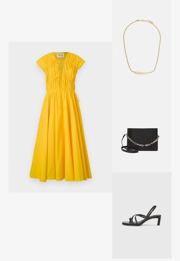 Sárga pamut midi ruha rövid, kapucnis ujjakkal, redőzött textúrával a nyakában, és karcsú derékkal. Folyékony szoknyája húzózsinórral ellátott részletekkel.; Fekete pántos szandál négyzetes orral és alacsony blokk sarkal. Több vékony pánttal és állítható boka pánttal rendelkezik. Sima bőrből készült.; Fekete bőr keresztpántos táska, sima textúrával, téglalap alakú és fém lánc részlettel az elején. Állítható pánttal ellátva.; Aranyozott nyaklánc sima, ívelt középső díszítéssel. Rugalmas lánccal rendelkezik, homárzárral és további állítható láncszemekkel.