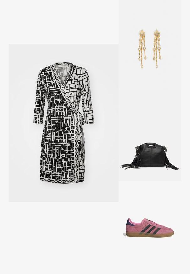 Mustavalkoinen kietaisumekko, jossa on geometrinen kuvio, kolmannes hihat ja kontrastiväriset yksityiskohdat kaula-aukossa ja helman reunassa.; Vaaleanpunaiset mokkanahkakengät mustilla raidoilla, kumipohjalla ja teksturoidulla purppurakorkealla. Varustettu nauhakiinnityksellä ja kohokuvioidulla brändäyksellä sivussa.; Maje MISS MINI - Olkalaukku - noir; Kultaketjua roikkuvat korvakorut, joissa on useita putoavia ketjuja, ja selkeitä ovaaleja rhinestone-akselteja sekä koristeelliset niittitoppaukset.