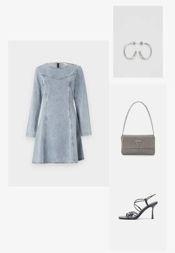 Egy világoskék farmerruha hosszú ujjakkal, kerek nyakkal és A-vonalú sziluettel. Különleges varrásvonalak és hátsó cipzáras záródás jellemzi.; Fekete magas sarkú szandálok vékony pántokkal, csomózott mintával, sima négyzetes orral és karcsú stiletto sarkal rendelkeznek.; Világosszürke fémes kézitáska lánc pánttal, kis kör alakú fém kifinomult díszítéssel és háromszög alakú márkagéppel.; Ezüst karika fülbevalók sima, fényes felülettel. Lekerekített forma, könnyű kialakítással, tűs zárómechanizmussal.