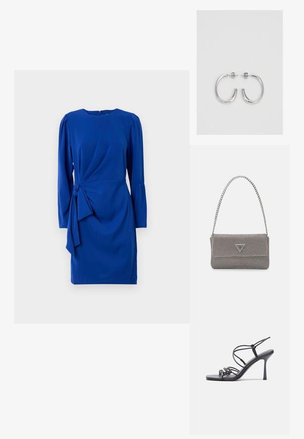 Vestido azul com mangas longas, decote redondo e detalhe de atar de lado, feito de um tecido suave com um design drapeado.; As sandálias de salto alto pretas apresentam tiras finas com um design em nó, uma biqueira quadrada lisa e um elegante salto agulha.; Bolsa metálica cinza claro com uma alça de corrente, adornada com pequenos rebites metálicos circulares e um logótipo triangular da marca.; Brincos de argola prateados com um acabamento suave e brilhante. Forma arredondada, design leve, com fecho de pino.