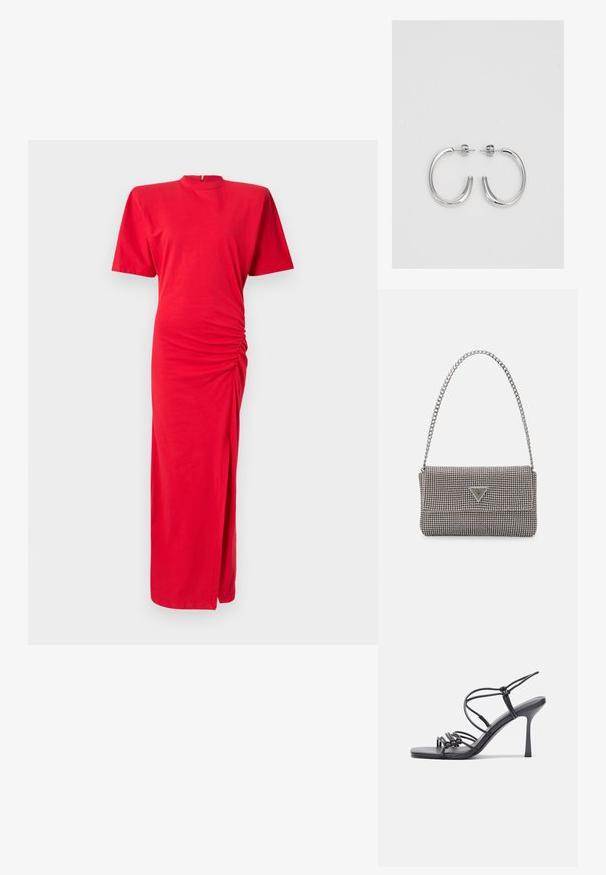 Czerwona maxi sukienka z krótkimi rękawami, okrągłym dekoltem, bocznym marszczeniem i rozcięciem do uda. Wykonana z miękkiej, lekkiej tkaniny.; Czarne sandały na wysokim obcasie mają cienkie paski z węzłowym wzorem, gładki, kwadratowy czubek i smukły obcas w stylu szpilki.; Jasnoszara metaliczna torebka na łańcuszku, ozdobiona małymi okrągłymi metalowymi ćwiekami oraz trójkątnym logo marki.; Srebrne kolczyki na biglu o gładkim, błyszczącym wykończeniu. O zaokrąglonym kształcie, lekkim designie, z zamknięciem na zatrzask.
