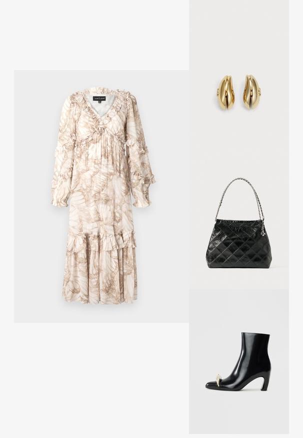 Lang, flydende kjole i lys beige med et bladmønster. Har flæsekanter på ærmerne og kanten. Lavet af et let stof.; Sort ankelstøvle lavet af blank læder, med spids tå og en dekorativ guld- og sølvaccent foran. Design med blokhæle.; Sort quiltet læderhåndtaske med et sølvfarvet kædehåndtag, der har et struktureret design og en glat tekstur.; Guldringede øreringe med et flydende, buet design. Hver ørering har en glat overflade og en lille lukning med en dekorativ detalje.