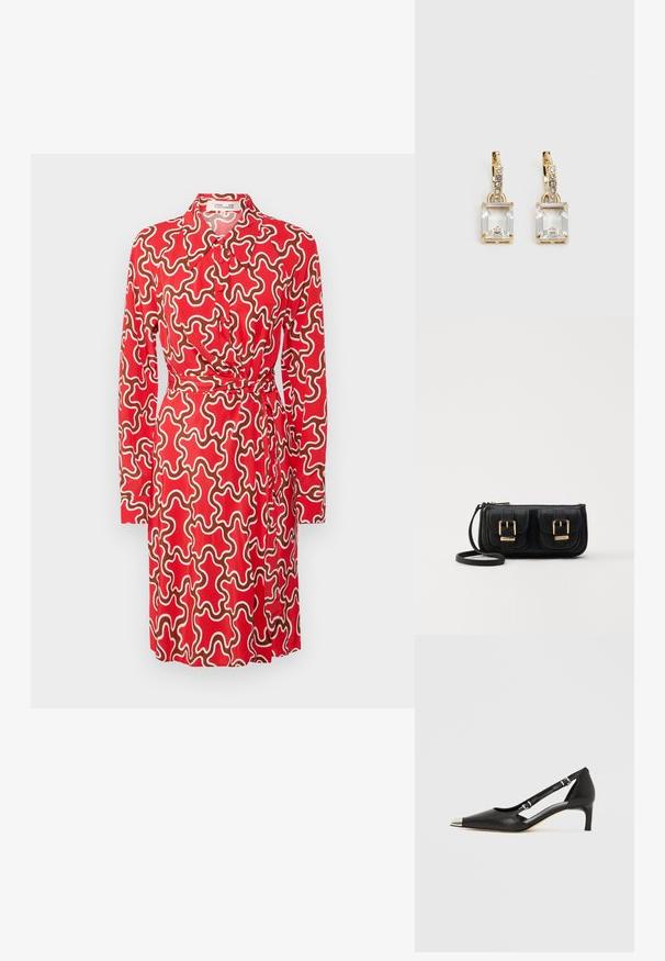Červené šaty s dlouhými rukávy, hnědým a bílým abstraktním vzorem, knoflíky, detailem na zavázání v pase a límečkem. Hladká textury látky.; Černá kožená botička s nízkým podpatkem, špičatou stříbrnou špičkou a dvěma pásky s přezkami na bílém pozadí.; Černá kožená crossbody taška se dvěma předními kapsami, zlatými přezkami, zipovým uzávěrem a štíhlým popruhem. Texturovaný povrch a kompaktní obdélníkový tvar.; Náušnice ve zlatém odstínu s obdélníkovým, průhledným krystalem zavěšeným pod řadou malých, kulatých průhledných akcentů. Elegantní, moderní design.