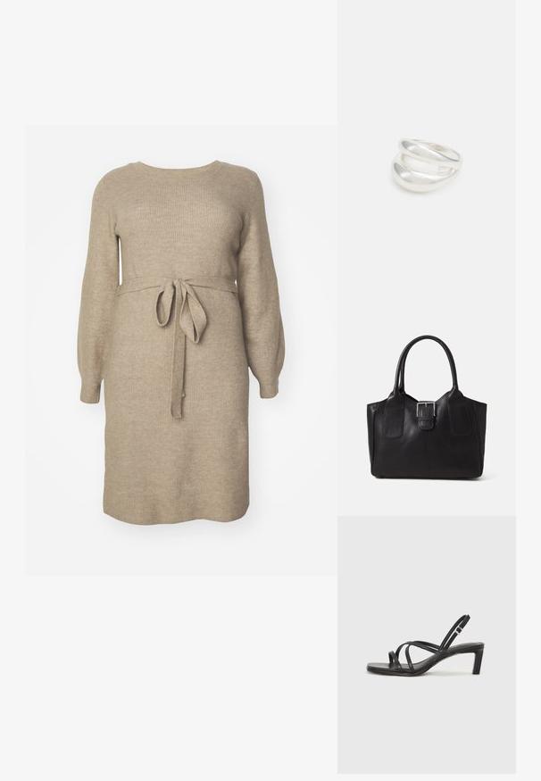 Strickkleid in hellbeige mit gerippter Textur. Verfügt über lange Ärmel, einen runden Ausschnitt und einen Stoffgürtel, der auf Taillenhöhe gebunden ist.; Schwarze Sandale mit Riemchen, quadratischer Zehenform und niedrigem Blockabsatz. Verfügt über mehrere dünne Riemen und einen verstellbaren Knöchelriemen. Hergestellt aus glattem Leder.; Schwarze Leder-Tote mit glatter Textur, strukturiertem Design, zwei Griffen und einem auffälligen silbernen Schnallen-Detail auf der Vorderseite.; Silberner Doppelring mit einer glatten, polierten Oberfläche. Verfügt über ein fließendes, kurviges Design mit überlappenden Abschnitten für einen modernen Look.