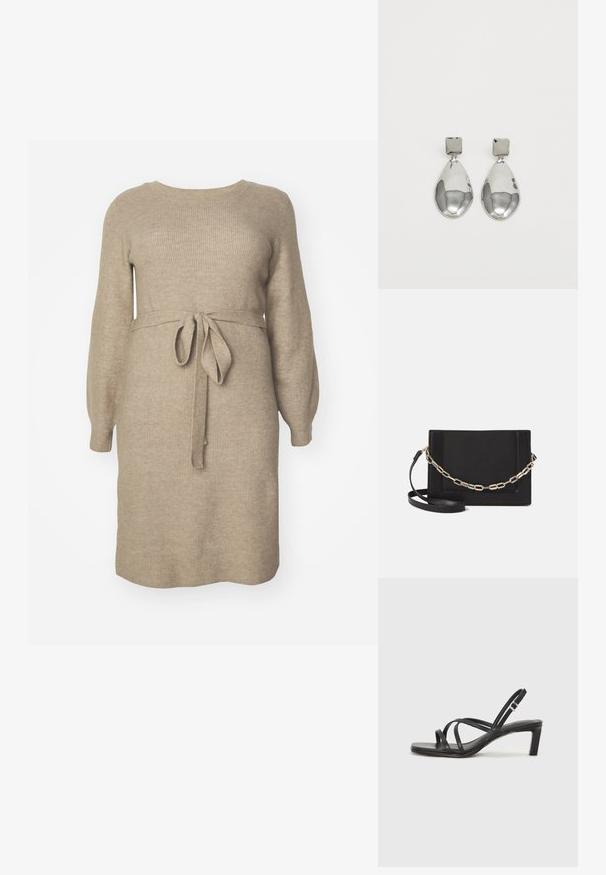 Strikket kjole i lys beige med ribbestruktur. Har lange ermer, rund halsutskjæring og et stoffbelte knyttet i midjen.; Sorte sandaler med stropper, firkantet tå og lav blokk hæl. Har flere tynne stropper og en justerbar ankelstropp. Laget av glatt lær.; Svart lær crossbody-veske med glatt tekstur, rektangulær form og metallkjede detaljer på framsiden. Justerbar stroppe inkludert.; Sølv dråpeøreringer med firkantet studs, med en glatt, polert overflate og en tåreformet design som reflekterer lys med en blank overflate.