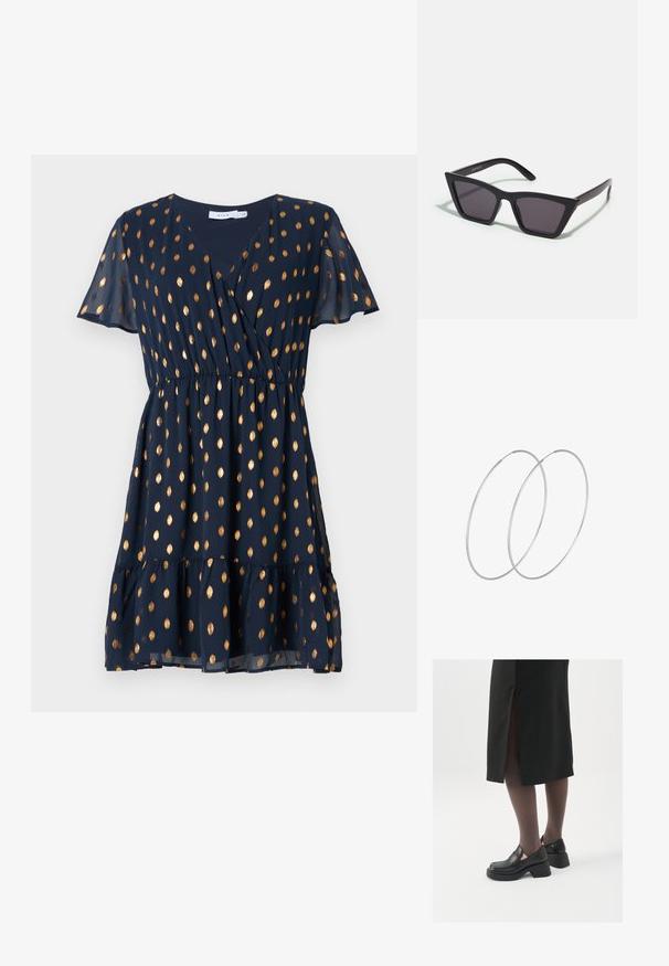 Morska haljina s kratkim rukavima, koja ima dizajn omota, zlatni točkasti uzorak i višeslojne rubove. Napravljena je od laganog, lepršavog materijala.; Crne kožne cipele s zaobljenim vrhom, debelim blok petama i elastičnim bočnim detaljima, uparene s tamnim čarapama i crnom suknjom s prorezom.; Crne, uglaste sunčane naočale sa sivoj lećama; izrađene od plastike, imaju debele nogice s glatkom površinom i bez vidljivih metalnih dijelova.; Srebrne okrugle naušnice s minimalističkim dizajnom. Kružni oblik, glatka tekstura i tanak profil. Lagane s poliranim završetkom.