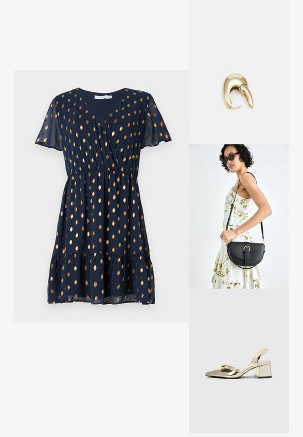 Rochie bleumarin cu mâneci scurte, cu un design înfășurat, având un model cu puncte aurii și o margine stratificată. Construită dintr-un material ușor, fluid.; Pantofi cu toc slingback metalici aurii, cu vârf ascuțit și toc chunky. Textură netedă, design minimalist și o curea subțire.; Geantă din piele neagră, cu o formă curbată, curea detașabilă și accesorii aurii. Geanta are un capac cu un detaliu tip cataramă.; Cercei din metal de culoare aurie cu un design elegant și curbat. Prezintă o formă distinctivă, ascuțită, o suprafață lustruită și un sistem de închidere cu balama.