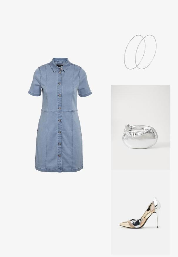 Světle modré džíny šaty košilového střihu s límečkem, krátkými rukávy, předními knoflíky a bočními kapsami, s vertikálními švy po celém obvodu.; Lodička s špičatou špičkou a kombinací stříbrné, zlaté a tělové barvy. Lesklý povrch s vykrojeným designem, s jehlovým podpatkem.; Stříbrná kovová taška s měkkým, zaobleným tvarem a uzávěrem s uzlem. Vyrobena z hladké umělé kůže.; Stříbrné kruhové náušnice s minimalistickým designem. Kruh, hladký povrch a tenký profil. Lehká konstrukce s lesklým povrchem.