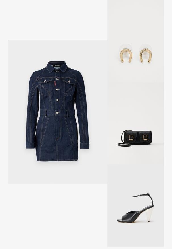 Džínové šaty v tmavomodrej farbe s priliehavým strihom, dlhými rukávmi, golierom, prednými vreckami a pásom v páse. Výrazné detaily kontrastného šitia.; Čierne kožené sandále na vysokých podpätkoch s otvorenou špičkou, asymetrickým dizajnom, remienkom okolo členka a kovovým kužeľovitým podpätkom. Hladká textura po celom povrchu.; Čierna kožená crossbody taška s dvoma prednými vreckami, zlatými sponami, zipsovým uzatváraním a úzkym popruhom. Štruktúrovaný povrch a kompaktný obdĺžnikový tvar.; Zlaté náušnice v tvare podkovy so šiestimi malými priehľadnými drahokamami na každej, vystavené na priehľadnom podklade na bielom pozadí.