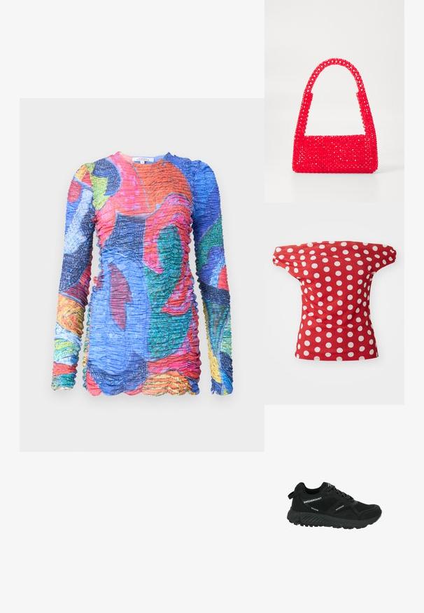 Mehrfarbiges Langarmkleid mit gerafftem Material. Es verfügt über lebendige Muster in Blau, Rot, Grün und Gelb. Saum mit Wellenkante.; Rotes kurzärmeliges Oberteil mit einem schulterfreien Design, das weiße Punkte aufweist. Hergestellt aus glattem Stoff mit figurschmeichelnder Passform.; Schwarzer wasserdichter Wanderschuh mit Netzpaneelen, strukturiertem Sohlenprofil, runder Zehenpartie und reflektierenden Schnürsenkeln. Verfügt über ein Logo und eine Zuglasche an der Ferse.; Rote Handtasche aus Perlenkunststoff, mit einem quadratischen Boden und einem gebogenen Griff. Die Oberfläche hat ein strukturiertes, glattes Finish mit einem Muster aus Perlen.