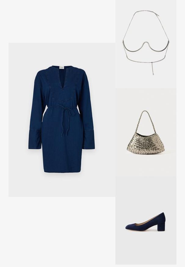 Rochie din denim bleumarin cu mâneci lungi, decolteu în V și talie reglabilă cu șnur. Prezintă detalii de cusătură pe decolteu și pe mâneci.; Pantof cu toc din suede bleumarin, cu vârful ascuțit și un toc de înălțime medie în formă de bloc. Textură netedă cu o strălucire subtilă și o mică decupare în față.; Geantă metalică țesută, cu o formă triangulară, având o curea împletită și un interior căptușit cu catifea. Culoare: argintie. Textură: netedă și ca un material textil.; Cult Gaia ASHA BODY JEWELRY - Alte accesorii - bright shiny silver-coloured