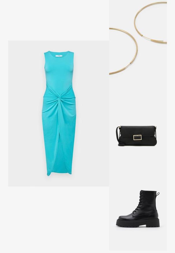 Tyrkysové šaty bez rukávů s uzlem na pase, s bočním rozparkem a přiléhavým střihem z hladké látky.; Černé kožené kotníkové boty s kulatou špičkou, šněrováním na přední straně a silnou gumovou podešví s texturovaným vzorkem. S poutkem vzadu.; Černá kožená psaníčko s klopou a zlatým kovovým detailním sponou. Součástí je černý popruh a elegantní, minimalistický design.; Zlaté kruhové náušnice, tenké a kulaté, s hladkým kovovým povrchem a bez zdobení či vzorů.