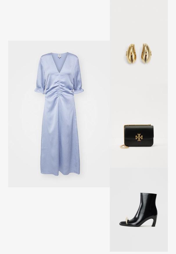 Ljusblå, knälång klänning med V-hals, rynkad detalj vid midjan och puffärmar i armbågslängd. Slät, texturerad tyg.; Svarta ankelstövlar i glänsande läder, med spetsig tå och en dekorativ guld- och silverdetalj framtill. Blockklackdesign.; Svart läderhandväska med kedjesadel i guldfärg och logotypdetalj. Har en rektangulär form med en vikbar klaff. Slät textur.; Guldtonade örhängen med en flödig, böjd design. Varje örhänge har en slät yta och en liten låsning med en dekorativ detalj.