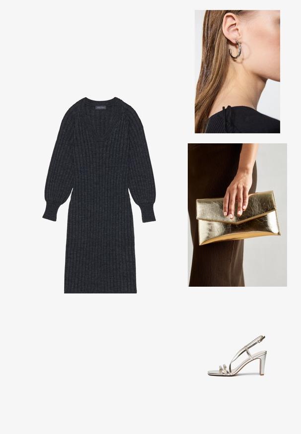 Ciemnoszara sukienka dzianinowa z dekoltem w kształcie litery V i długimi, balonowymi rękawami. Posiada dopasowaną talię oraz teksturowany materiał zapewniający ciepło.; Srebrne metaliczne sandały na wysokim obcasie z odkrytymi palcami, z trzema cienkimi paskami na stopie i paskiem na kostkę z klamrą.; Złota metaliczna kopertówka o gładkiej teksturze, z trójkątnym zapięciem na klapkę. Ręka trzymająca torbę ma starannie wypielęgnowane paznokcie.; Srebrny kolczyk w kształcie koła z polerowanym wykończeniem, z małymi złotymi akcentami, noszony na płatku ucha.