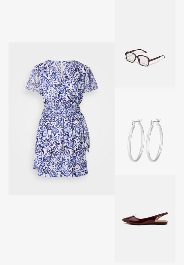 Lyhythemlinen, kietaisumekko valkoisesta kankaasta, jossa on sinisiä kukkakuoseja. Täydentää vyötäröllä oleva solmimisnauha ja avainaukkotaustadetail. Kevyt rakenne.; Burgundy patentitokot slingback-kengät, joissa on terävä kärki, läpinäkyvä aukko ja musta litteä pohja. Sileä pinta, minimalistinen muotoilu.; Ruske, rektangulære briller med transparente linser og lilla toner. Glatt plastisk ramme med rette stenger og subtile detaljer.; Hope-silver rengas, joissa on sileä ja kiillotettu pinta. Pyöreä muoto ja turvallinen napsautettava lukitus. Kevyt muotoilu sopii päivittäiseen käyttöön.