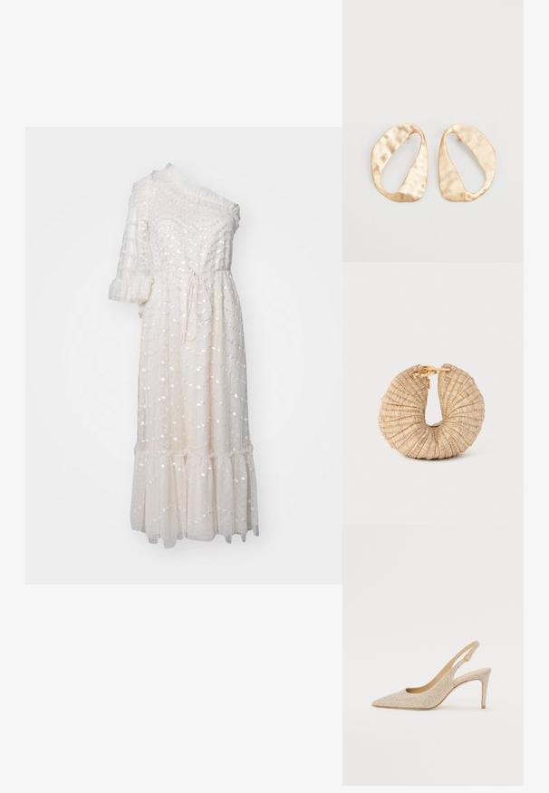 Biała sukienka o asymetrycznym, jednoprzeszytym kroju, teksturowanej tkaninie, falbankowych akcentach, wiązaniu w talii oraz warstwowym dole z cekinowymi detalami.; Sandały typu slingback z ostrym noskiem w metalicznej złotej tkaninie z subtelną teksturą, z cienkim obcasem i okrągłym zapięciem w okolicy kostki.; Cult Gaia UBAH beżowy; Para nieregularnych, owalnych kolczyków ze złotego metalu o teksturowanej, lekko młotkowanej powierzchni na białym tle.
