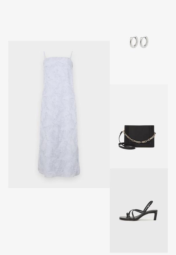 Bela maksi obleka z tankimi naramnicami, izdelana iz teksturiranega, mehkega materiala z diskretno vtisnjeno zvežbano obliko po celotni površini. Preprosta, ravna silhueta.; Črne natikače s trakovi in kvadratnim prstom ter nizkim blokastim peto. Imajo več tankih trakov in nastavljiv trak okoli gležnja. Narejene so iz gladkega usnja.; Črna usnjena torba čez ramo z gladko teksturo, pravokotno obliko in kovinskim verižnim detajlom spredaj. Vključena je nastavljiva naramnica.; Srebrni obročasti uhani s poliranim finišom, ki se ponašajo s krožno zasnovo in brezšivnimi tečaji ter gladko teksturo.