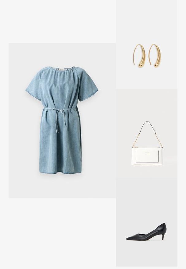 Lys blå denimkjole med korte ermer, gathered halslinning og belte i livet. Har en avslappet passform og kne-lengde kant.; Sort lærpumps med spiss tupp og lav hæl. Har en jevn tekstur og subtil glans. Åpen utskjæring foran for ekstra detalj.; Hvit lærveske med teksturert overflate, utstyrt med gullkjede for å bære over skulderen og svarte detaljer. Inkluderer en frontlomme og glidelås.; Gullfargede metalløredobber med en buet, forlenget form. Har en jevn, blank overflate og en avrundet tupp for ekstra detaljer.